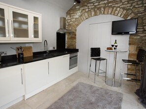Oven, high chair, cookware/dishes/utensils - 1 Bed in Richmond (oc-g0148) (Gilling West)