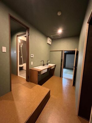 Baño | Artículos de higiene personal gratuitos, secador de pelo y toallas