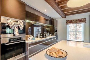 Microwave, oven, dishwasher, high chair - 2 Bed in Caenby (oc-o35799) (Caenby)