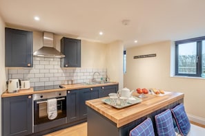 Microwave, oven, dishwasher, high chair - 3 Bed in Feering (oc-hen6) (Feering)