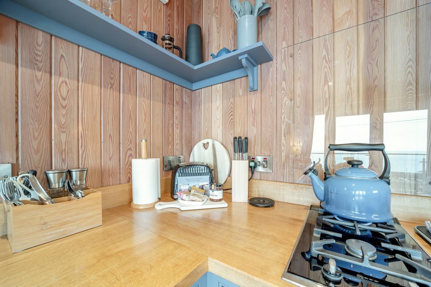Microwave, oven, dishwasher, cookware/dishes/utensils