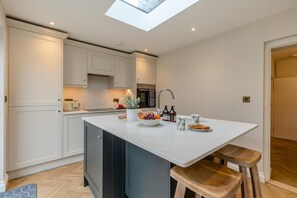 Oven, high chair, cookware/dishes/utensils - 2 Bed in Dersingham (oc-t35169) (Dersingham)