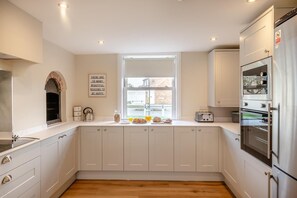 Microwave, oven, dishwasher, high chair - 3 Bed in Haxby (oc-a36048) (Haxby)