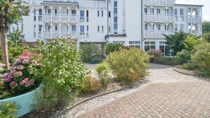 A large white building with multiple balconies and a paved driveway. - Auszeit auf Rugen Nahe Ostsee (Sellin)