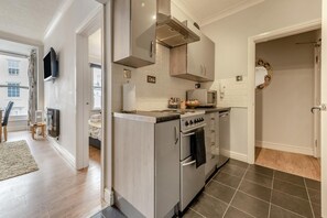 Oven, cookware/dishes/utensils - 1 Bed in Tenby (oc-t36054) (Tenby)