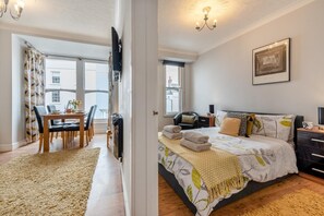 Iron/ironing board, free WiFi, bed sheets - 1 Bed in Tenby (oc-t36054) (Tenby)