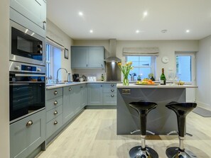 Oven, dishwasher, high chair, cookware/dishes/utensils - 4 Bed in Brecon (oc-91462) (Bwlch)