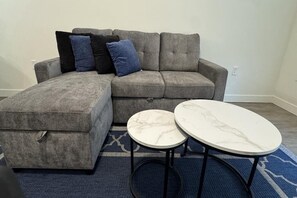 Living area - 1-bedroom apartment with AC in pleasant Draper (Draper)