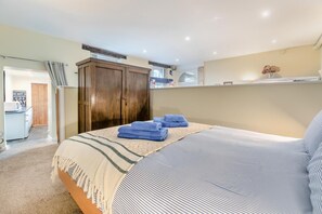 Iron/ironing board, free WiFi, bed sheets - 1 Bed in Fowey (oc-t36056) (Fowey)
