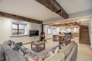 TV, fireplace - 2 Bed in Sheffield (oc-p35058) (Sheffield)