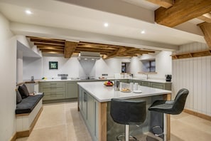 Microwave, oven, dishwasher, cookware/dishes/utensils - 2 Bed in Sheffield (oc-p35058) (Sheffield)
