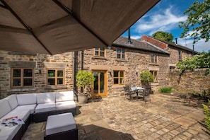 Outdoor dining - 2 Bed in Sheffield (oc-p35058) (Sheffield)