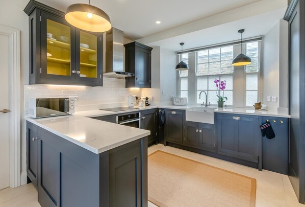 Microwave, oven, dishwasher, cookware/dishes/utensils - 3 Bed in Fowey (oc-d35163) (Fowey)