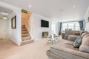 TV - 5 Bed in Perranporth (oc-y34871) (Perranporth)