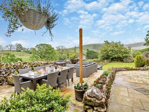 Outdoor dining - 4 Bed in Skipton (oc-95155) (Thorpe)