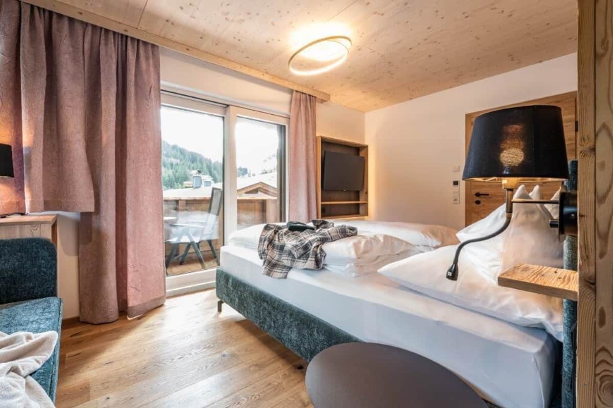 Deluxe Apartment, Mountain View | Premium bedding, in-room safe, desk, laptop workspace
