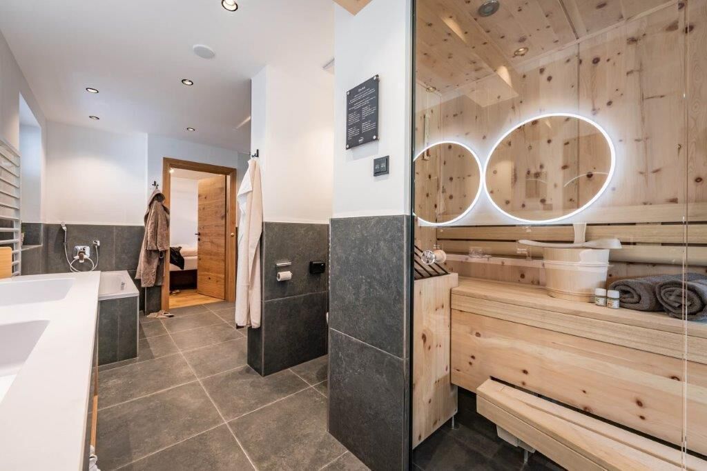 Deluxe-Apartment, Bergblick | Badezimmer | Kostenlose Toilettenartikel, Haartrockner, Handtücher, Seife