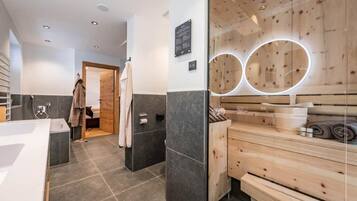 Deluxe-Apartment, Bergblick | Badezimmer | Kostenlose Toilettenartikel, Haartrockner, Handtücher, Seife