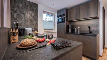 Deluxe Apartment, Mountain View | Private kitchen | Full-size fridge, microwave, oven, stovetop