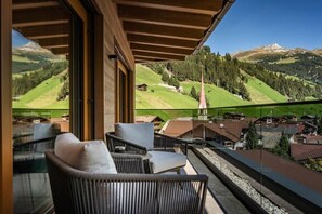 Deluxe Apartment, Mountain View | Property grounds - Appartements Schönblick (Tux)