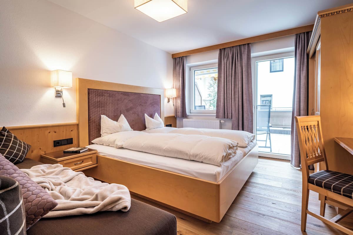 Deluxe Apartment, Mountain View | Premium bedding, in-room safe, desk, laptop workspace