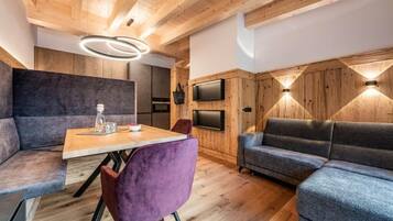 Deluxe-Apartment, Bergblick | Speisen