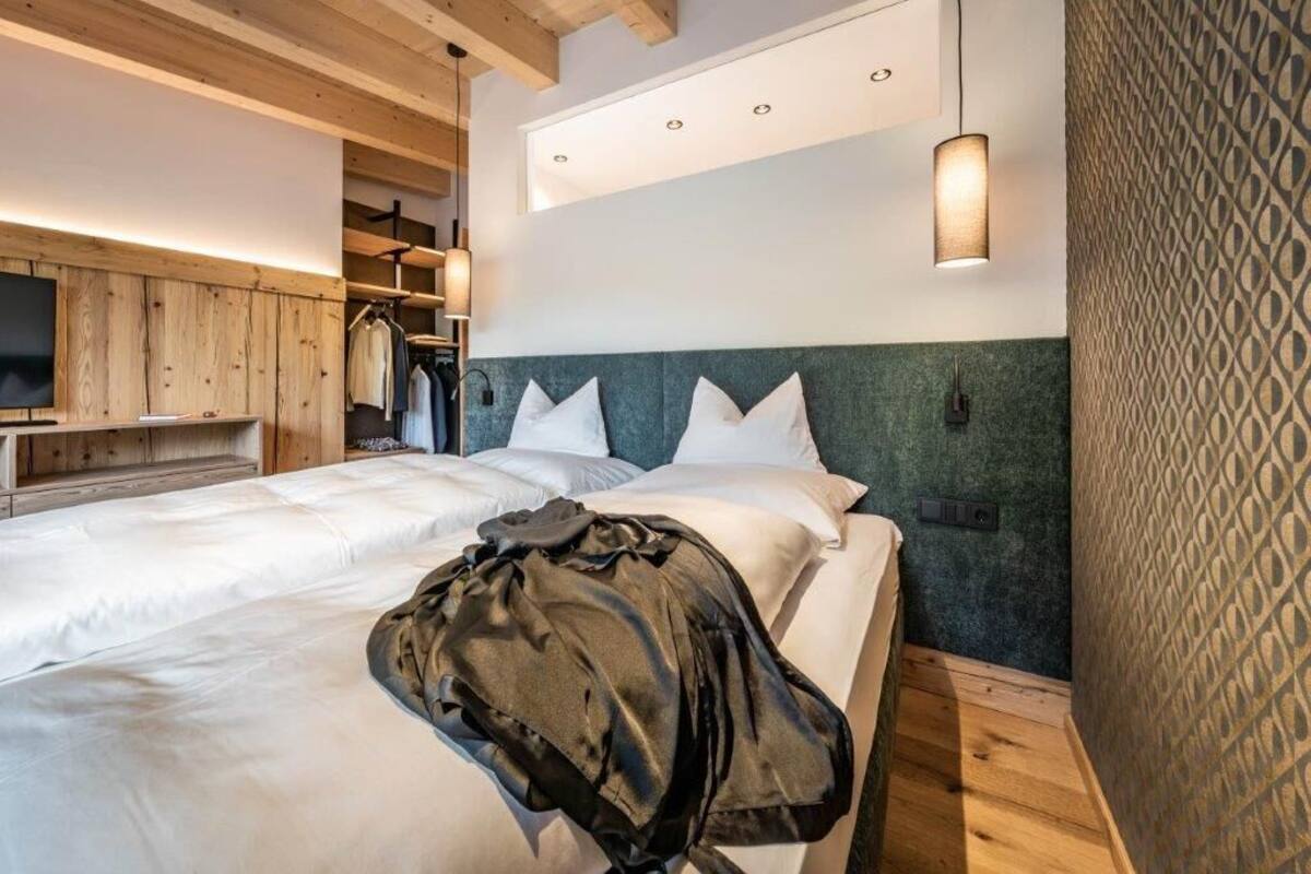 Deluxe Apartment, Mountain View | Premium bedding, in-room safe, desk, laptop workspace