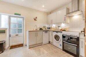 Microwave, oven, dishwasher, cookware/dishes/utensils - 2 Bed in Holkham (oc-c34779) (Holkham)