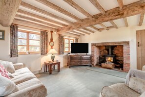 TV, fireplace - 4 Bed in Shrawley (oc-s34861) (Shrawley)