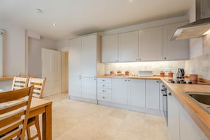 Microwave, oven, dishwasher, high chair - 2 Bed in Spennithorne (oc-t35182) (Spennithorne)