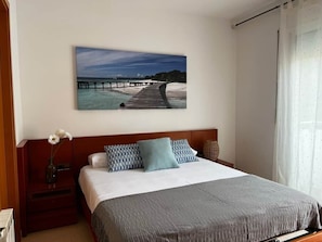 4 bedrooms, in-room safe, iron/ironing board, WiFi - La Mota Beach House with Pool & BBQ (Cubelles)