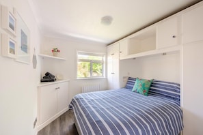 Bügeleisen/Bügelbrett, Reisekinderbett, kostenloses WLAN, Bettwäsche