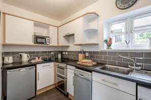 Oven, dishwasher, cookware/dishes/utensils - 2 Bed in Upottery (oc-g36294) (Upottery)