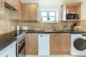 Oven, dishwasher, cookware/dishes/utensils - 2 Bed in Upottery (oc-s36296) (Upottery)