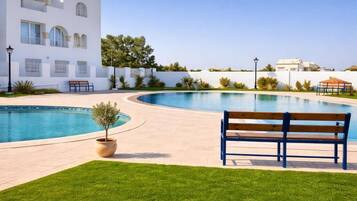 Familienapartment, Balkon, Gartenblick | Pool | Außenpool (je nach Saison geöffnet)