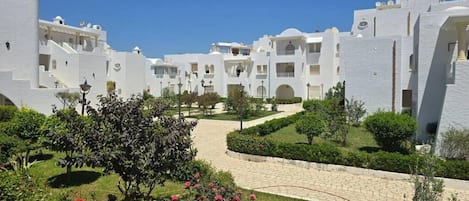 Departamento familiar, balcón, vista al jardín | Exterior