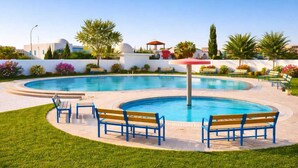 A swimming pool with benches and a gazebo. - résidence Nesrine-Hammemet sud (Hammamet)