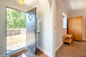 A hallway with a wooden bench, a door leading outside, and a wardrobe. - 1 Bed in Parkmill (oc-t36337) (Parkmill)