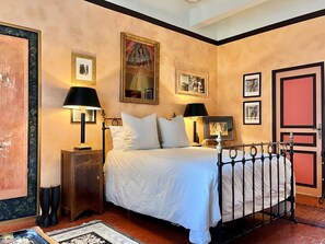 A bedroom with a bed, two bedside lamps, a nightstand, a dresser, and a door. - La Maison des Chapitres (FORCALQUIER)