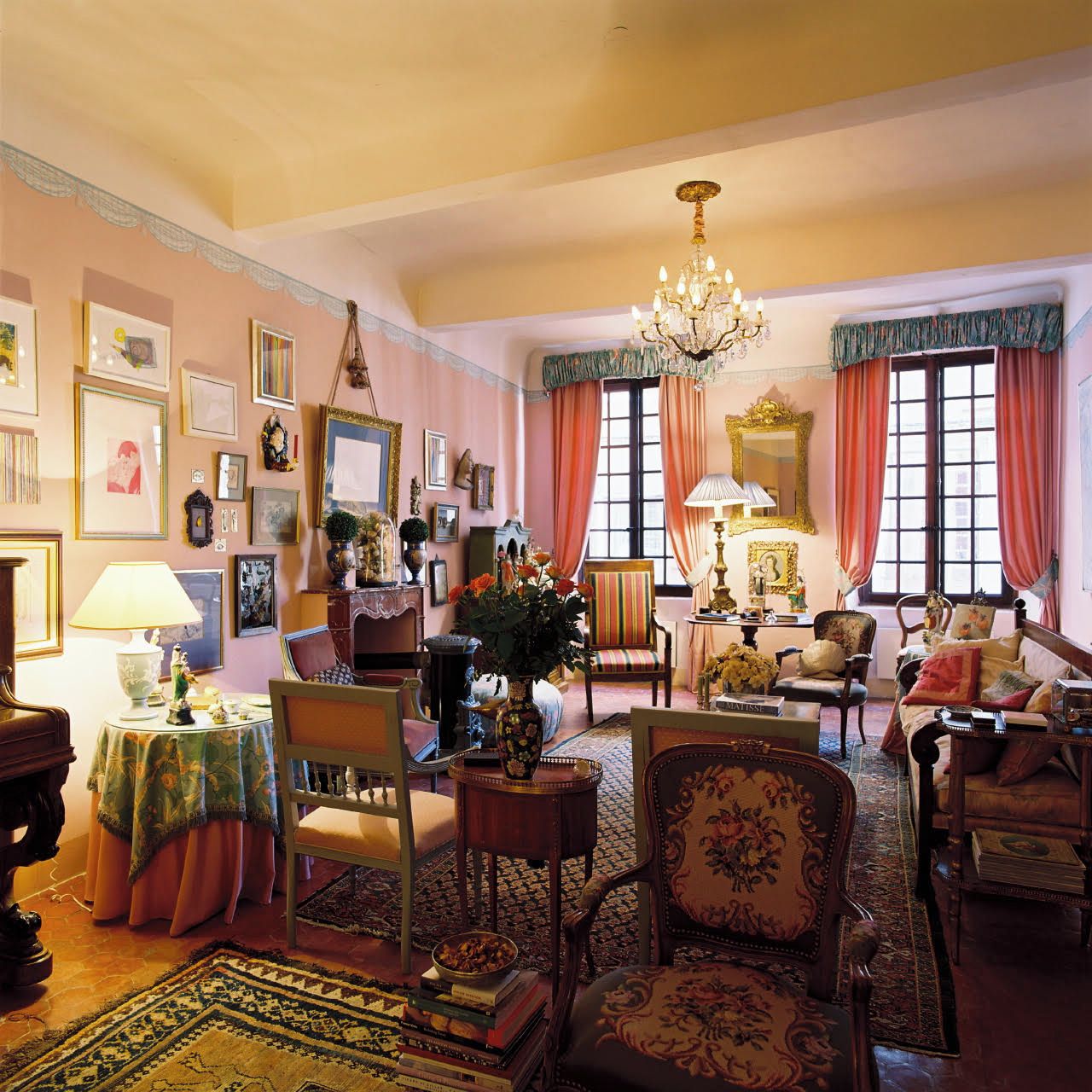 Une pièce de style traditionnel, dotée d’un lustre, de plusieurs fauteuils, d’un canapé et d’une cheminée.