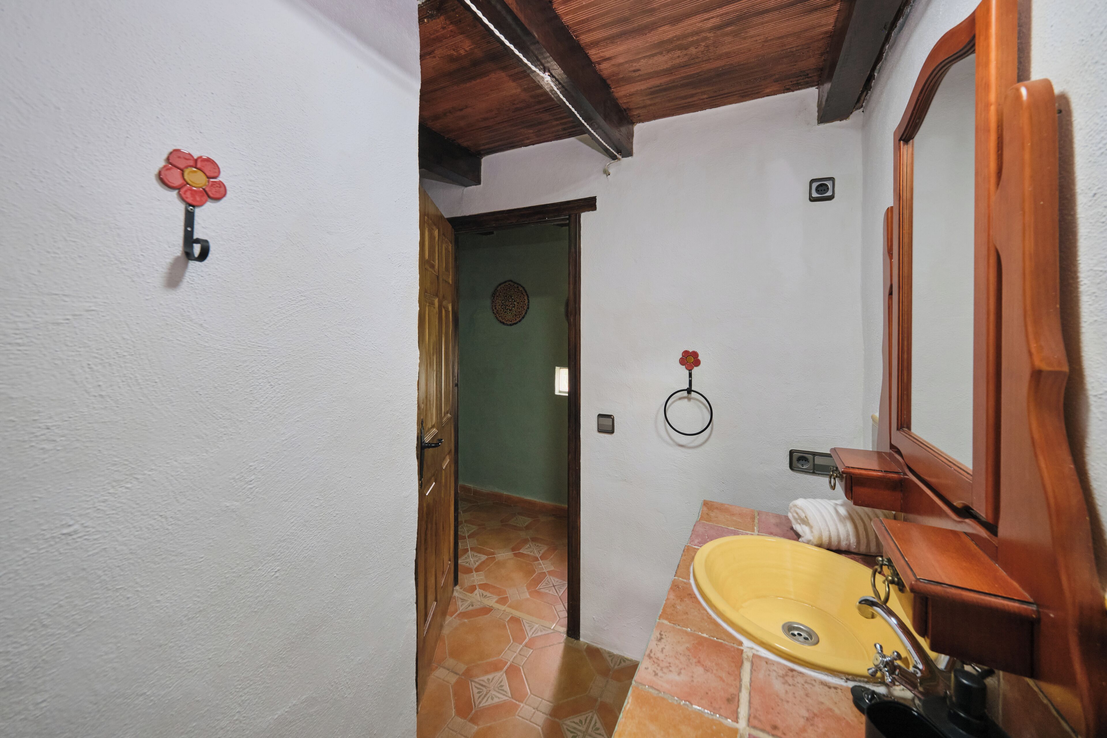 Douche, serviettes fournies, papier toilette