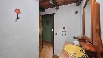 Douche, serviettes fournies, papier toilette