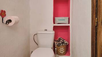 Een douche, handdoeken, toiletpapier