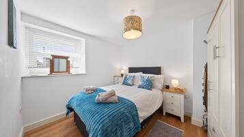 2 bedrooms, iron/ironing board, travel cot, free WiFi