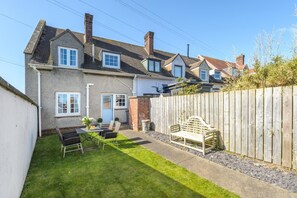 Outdoor dining - 2 Bed in Bamburgh (oc-coq121) (Bamburgh)