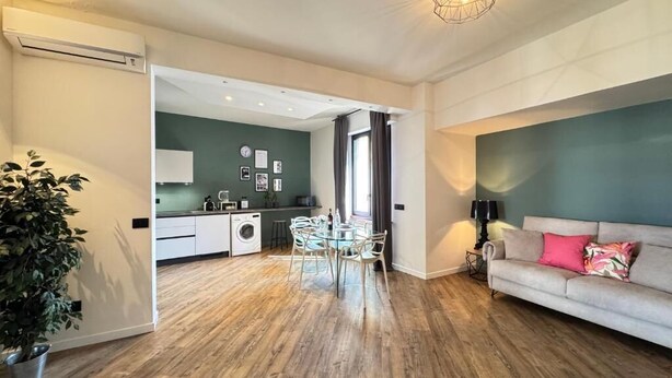 Eine moderne Wohnung mit Essbereich, Küche und Wohnzimmer.