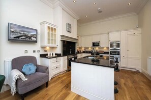 Microwave, oven, dishwasher, high chair - 2 Bed in Crook O Lune (oc-r36290) (Halton)