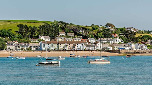 A coastal town with houses along the beach and boats in the water. - 2 Bed in Appledore (oc-j36297) (Appledore)