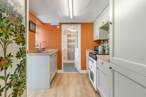 Microwave, oven, high chair, cookware/dishes/utensils - 2 Bed in Appledore (oc-j36297) (Appledore)