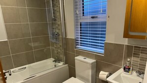 A bathroom with a bathtub, toilet, sink, and window with blinds. - 2 Bed in Troutbeck Bridge (oc-p36885) (Troutbeck Bridge)